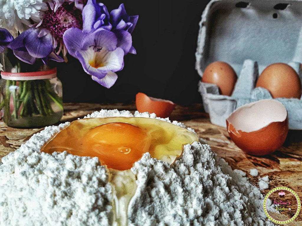 πασχαλινές συνταγές-τσουρέκια-παραδοσιακό πασχαλινό τσουρέκι-αυγό