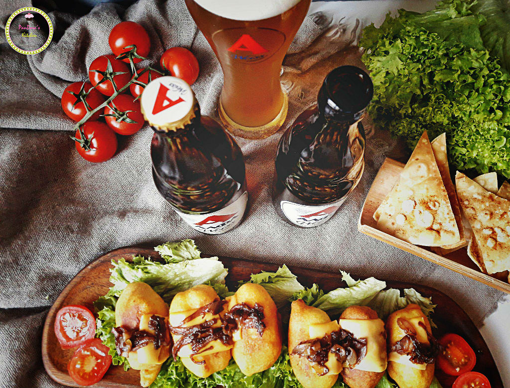 Corn dogs με καραμελωμένα κρεμμύδια-μπύρα-μπύρα ΑΛΦΑ-ΑΛΦΑ-λουκάνικο-τυρί